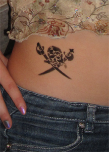 Airbrush-Tattoo-Totenkopf-Schwerter Airbrush-Tattoo-Totenkopf-Schwerter