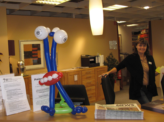 Luftballonfigur-Alien-als-Skulptur-am-Empfang