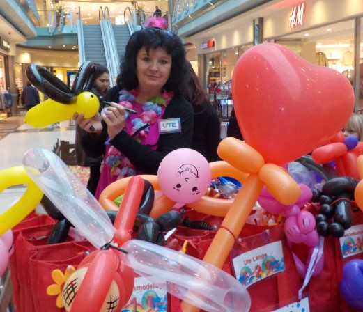 Luftballonmodellage-Ute-Lange-am-Ballonstand