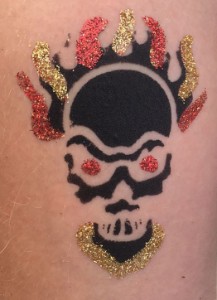 Glitzertattoos-Totenkopf-mit-Glitzer