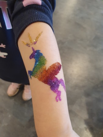 Glitzertattoo-Einhorn-Regenbogen