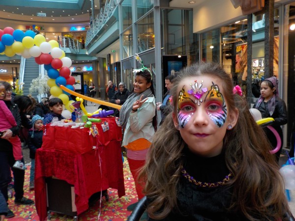 Kinderschminken-Worms-mit-Ballonfiguren