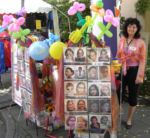 Kinderschminken-Straßenstand-Regale