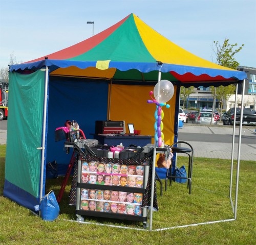 Kinderschminken-buntes-Zelt-vom-Veranstalter