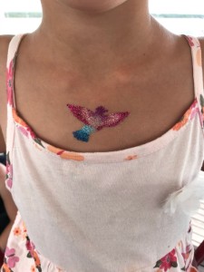 Glitzertattoo-Taube-Ausschnitt