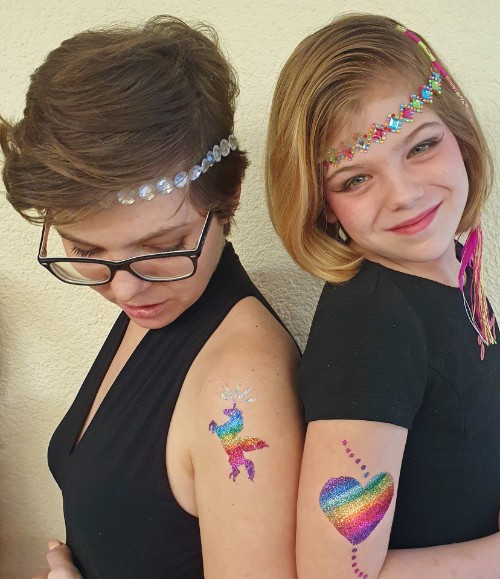 Glitzertattoos-im-Regenbogen-Optik-Frankfurt