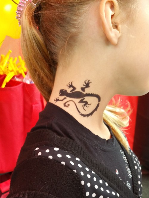 Airbrushtattoo-Hals-Mädchen-Eidechse Airbrushtattoo-Hals-Mädchen-Eidechse